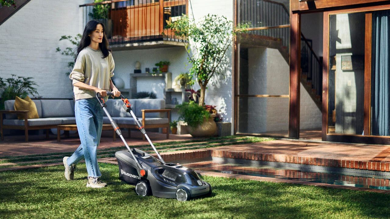 Lawn mower Aspire LC34-P4A woman mowing